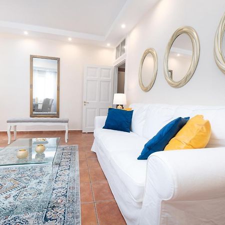 Old Town Gem - Elegant Guilford Apartment コルフ島 エクステリア 写真