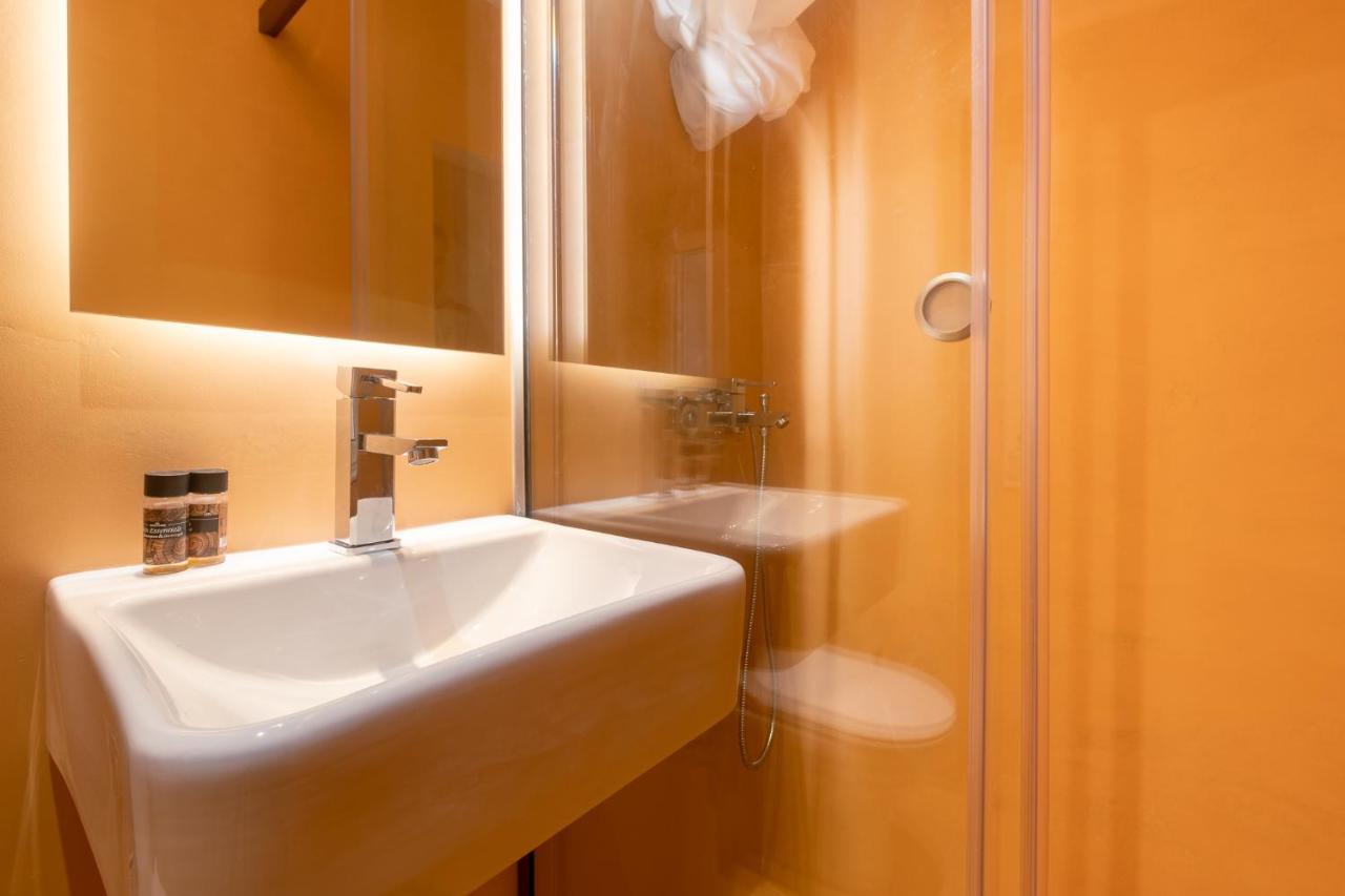 Old Town Gem - Elegant Guilford Apartment コルフ島 エクステリア 写真